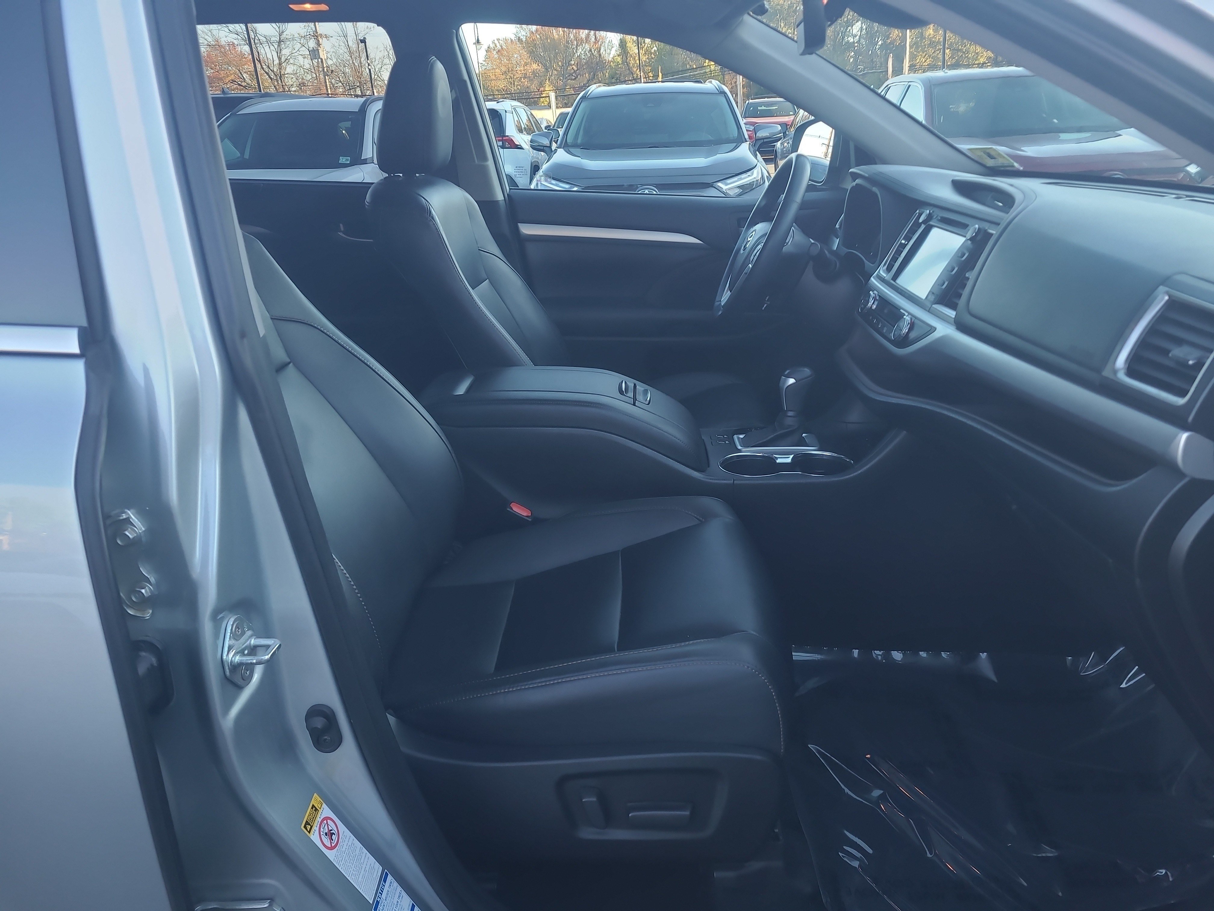 Used 2019 Toyota Highlander XLE AWD/4WD image 17