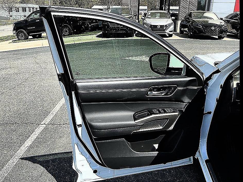 Certified 2025 Nissan Pathfinder Platinum AWD/4WD image 7