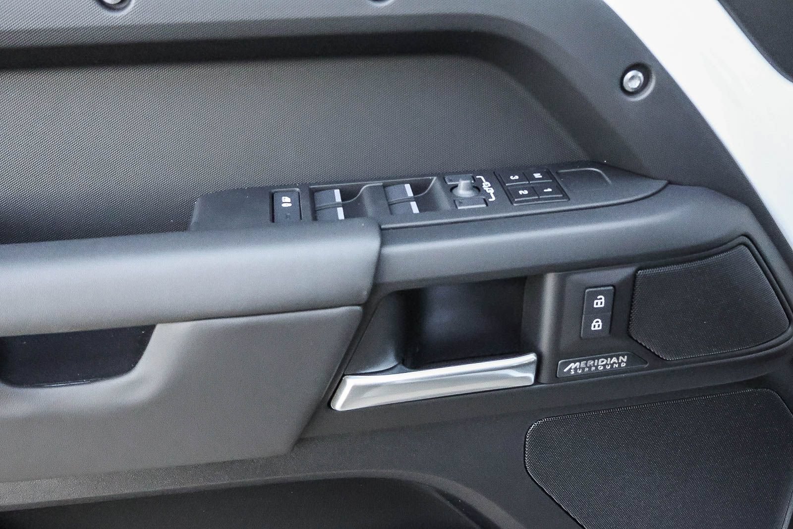 New 2026 Land Rover Defender 130 X-Dynamic SE AWD/4WD image 30