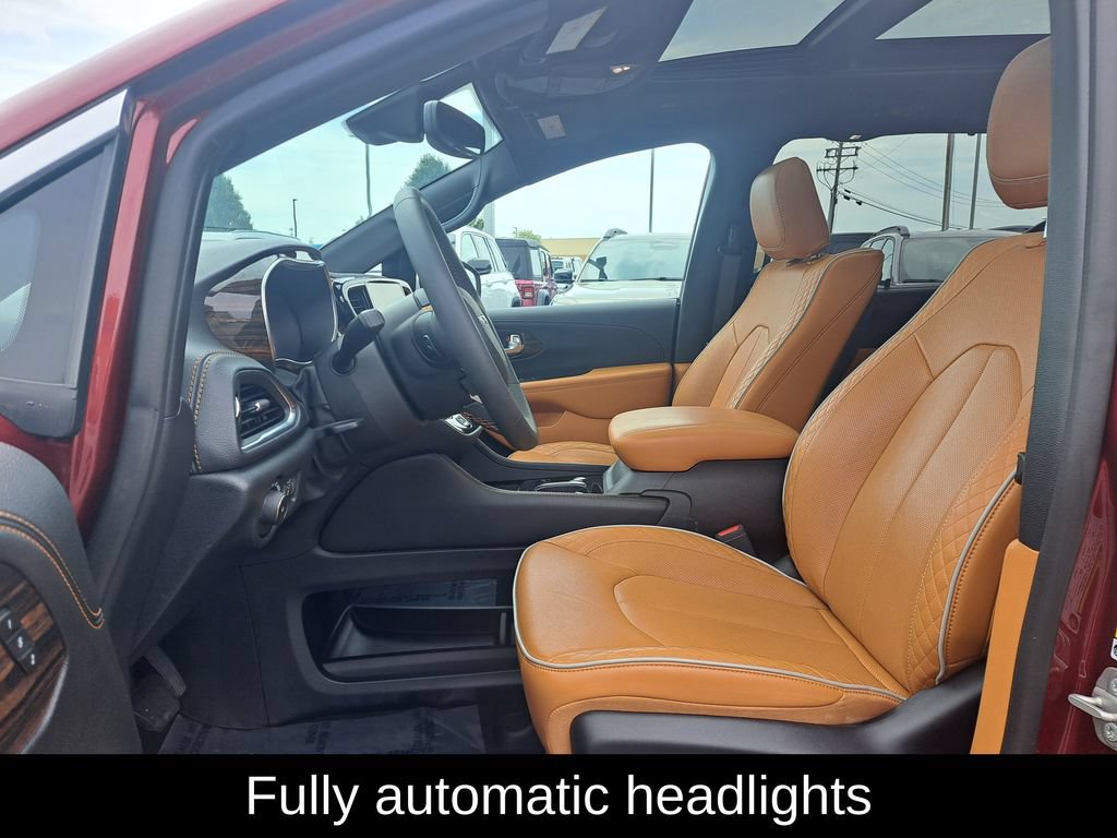 Used 2023 Chrysler Pacifica Pinnacle FWD image 10
