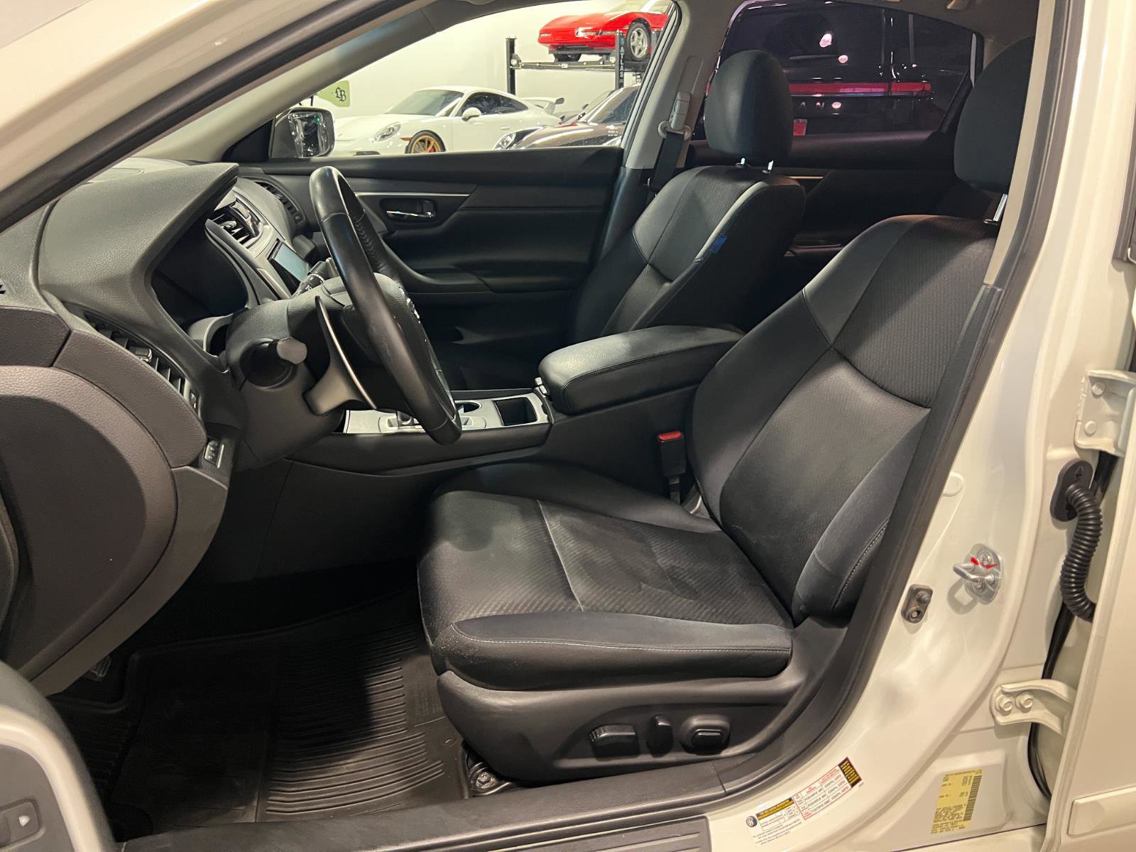 Used 2017 Nissan Altima 2.5 SR w/ LED Appearance Package image 9