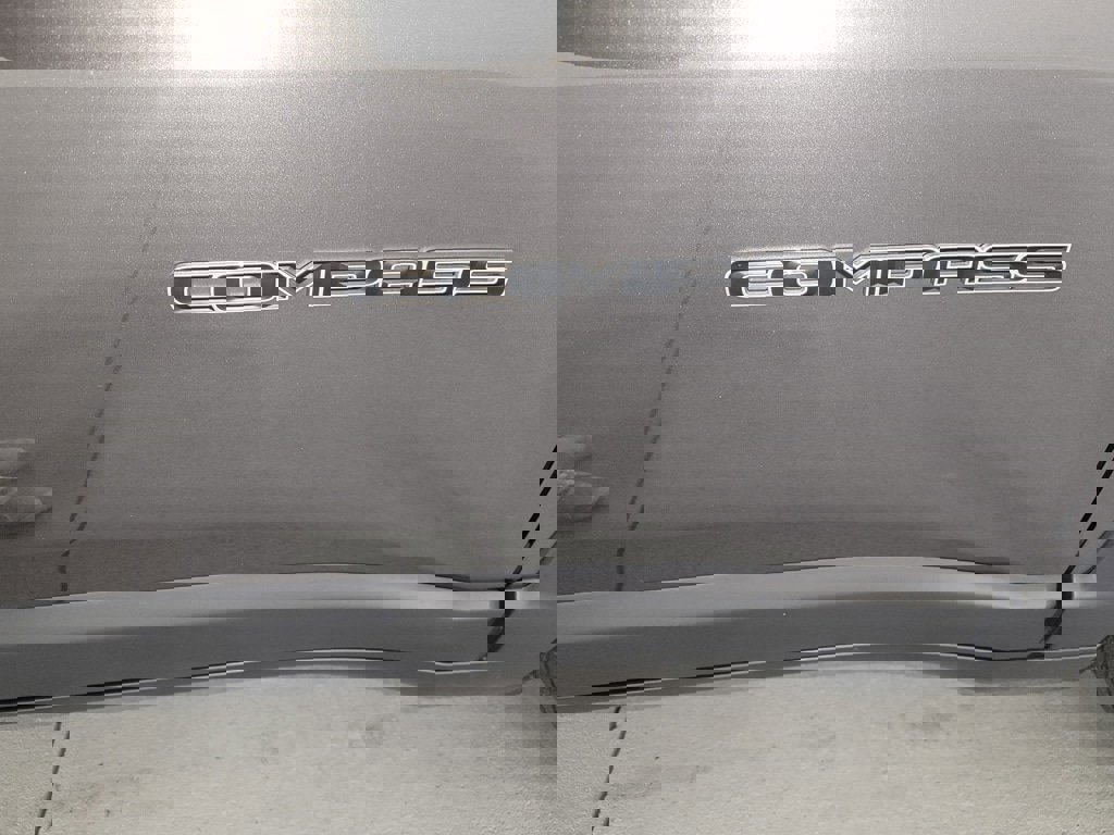 Used 2022 Jeep Compass Latitude image 10