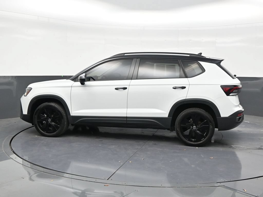 Used 2025 Volkswagen Taos SE FWD image 2