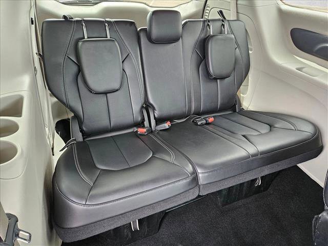 Used 2024 Chrysler Pacifica Touring-L FWD image 22