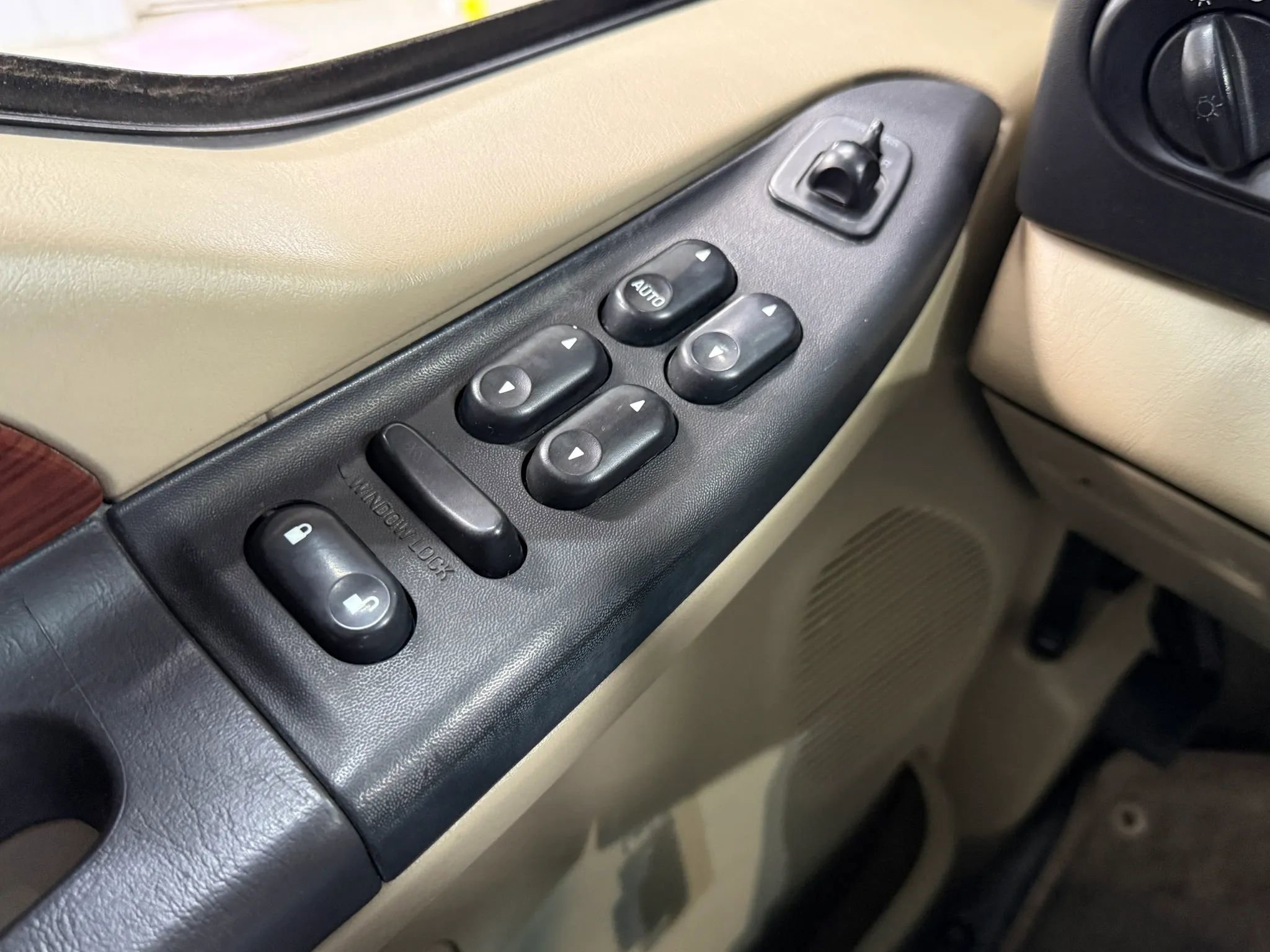 Used 2005 Ford Excursion Limited AWD/4WD image 28