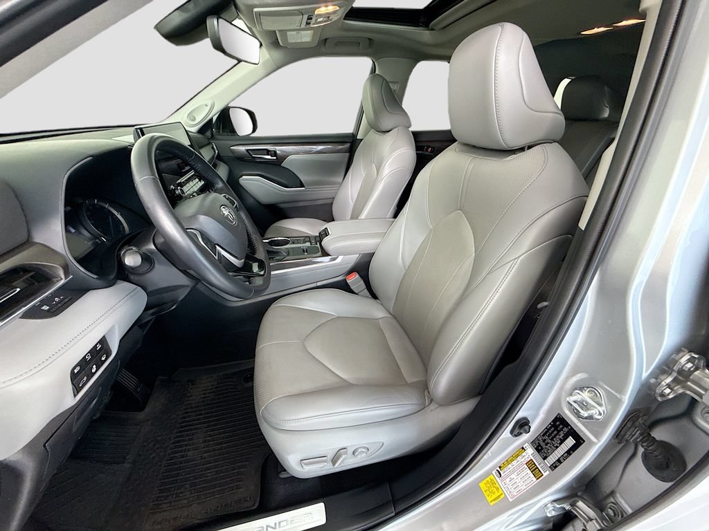 Used 2022 Toyota Highlander Limited FWD image 19