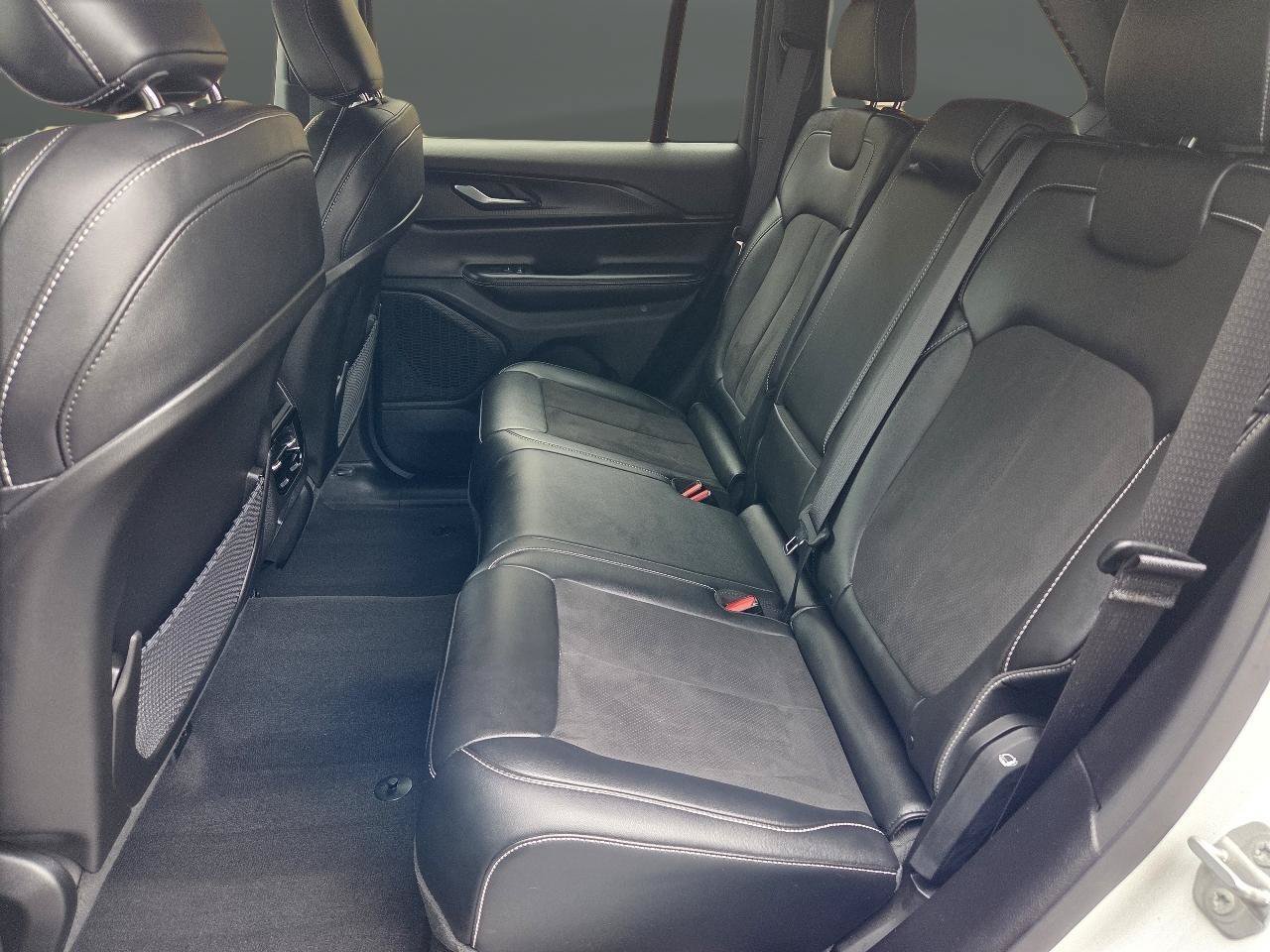 Used 2023 Jeep Grand Cherokee Altitude AWD/4WD image 13
