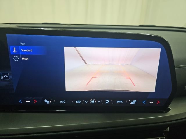 Used 2025 Chevrolet Traverse LT FWD image 9