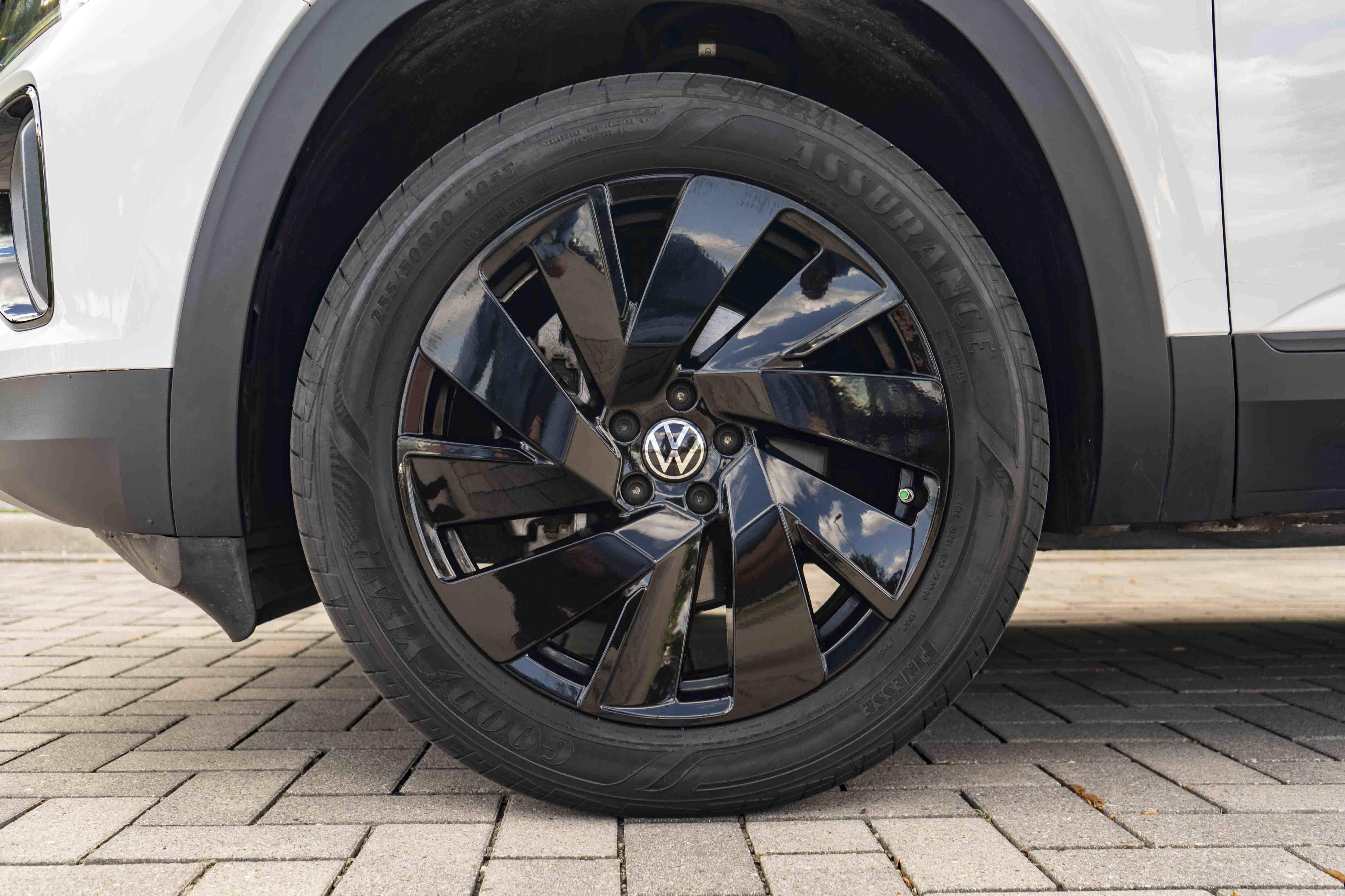 Certified 2024 Volkswagen Atlas Cross Sport SE w/ Panoramic Sunroof Package FWD image 13