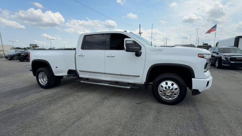 Used 2025 Chevrolet Silverado 3500 High Country w/ High Country Premium Package AWD/4WD image 2