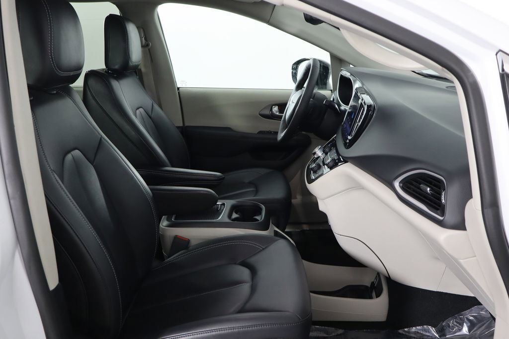 Used 2024 Chrysler Pacifica Touring-L image 19