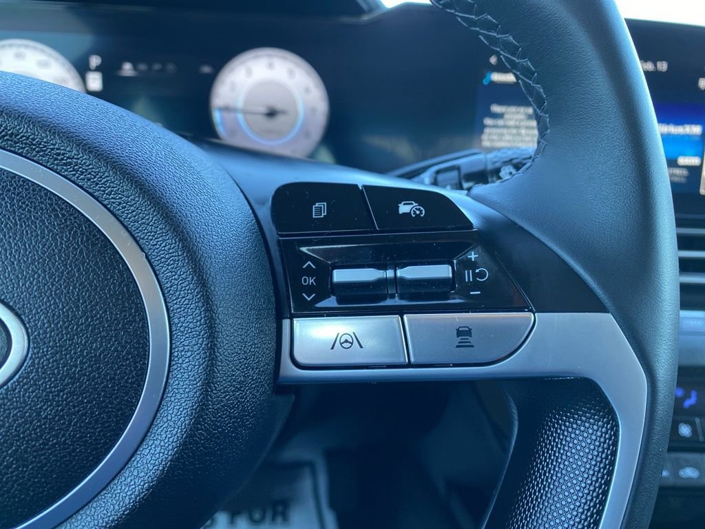 Certified 2025 Hyundai Elantra Limited image 22