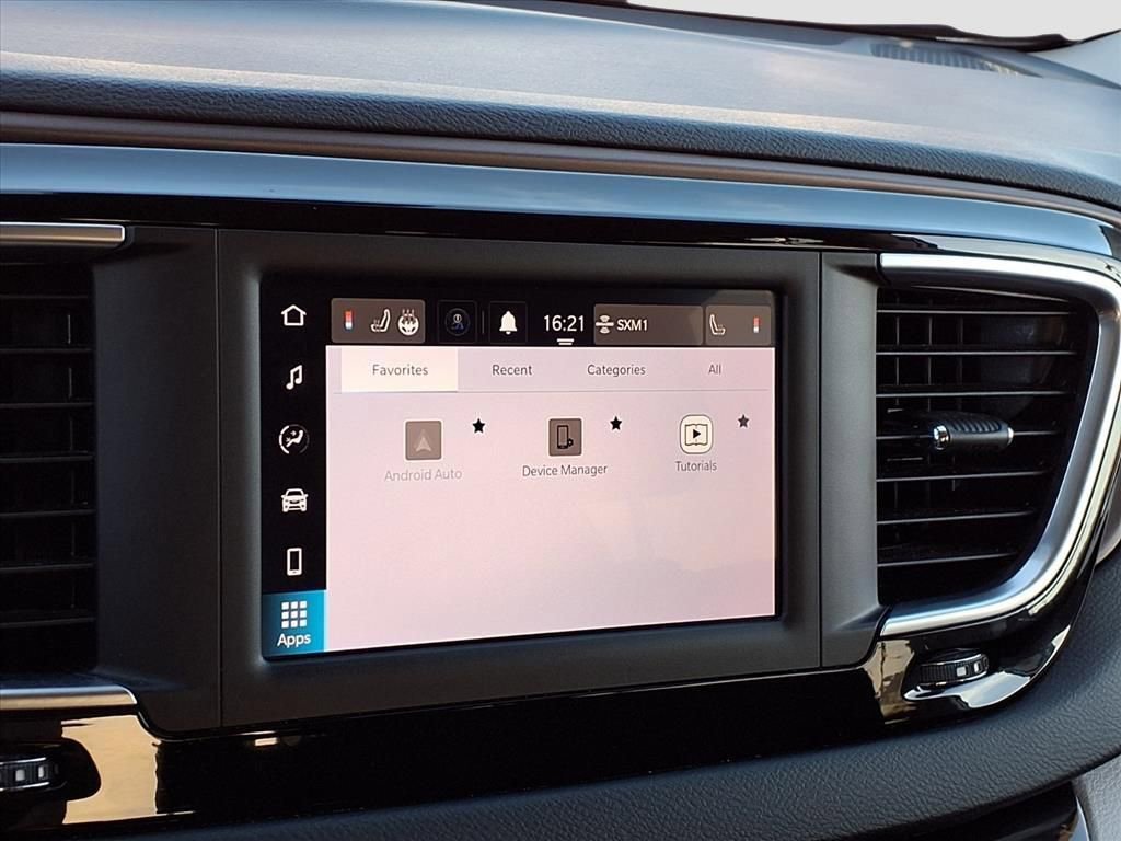 Used 2023 Chrysler Voyager LX image 11