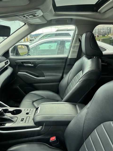 Used 2023 Toyota Highlander XLE image 3