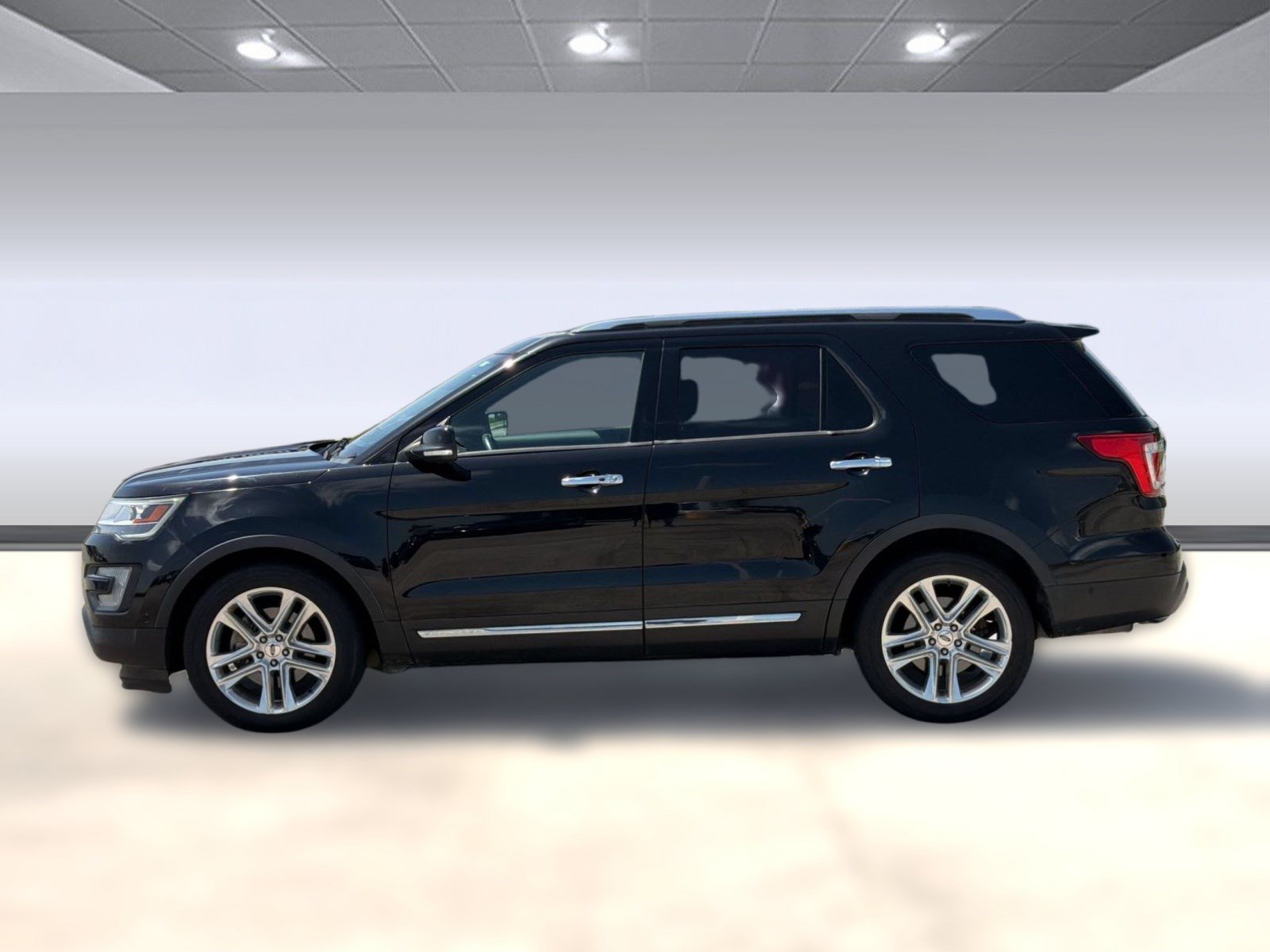 Used 2017 Ford Explorer Limited w/ Equipment Group 301A FWD image 2