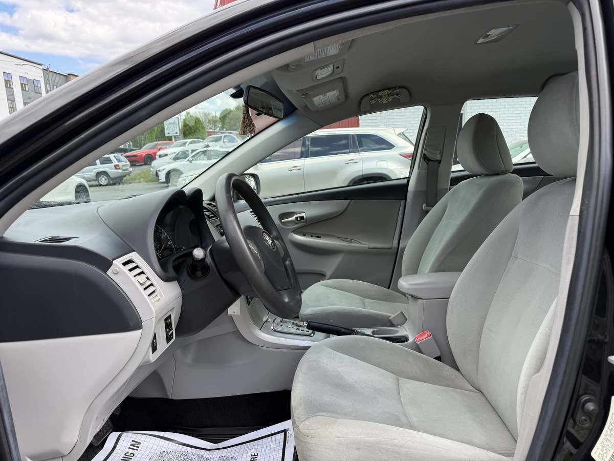 Used 2013 Toyota Corolla LE FWD image 9