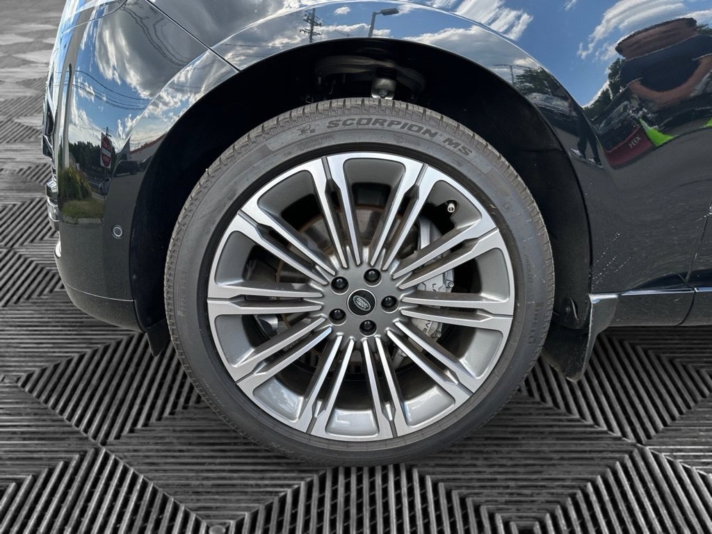 Used 2025 Land Rover Range Rover SE AWD/4WD image 18