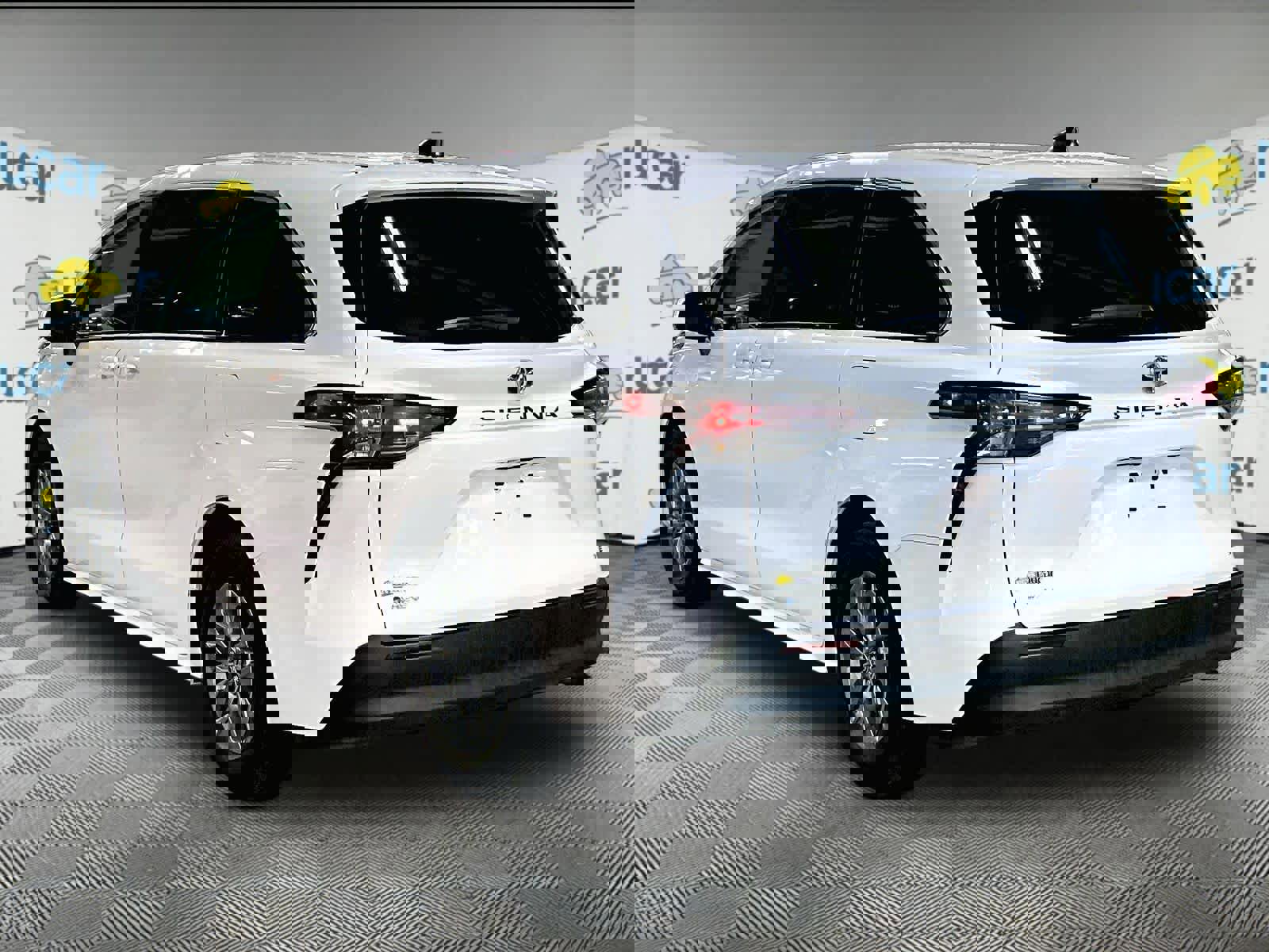 Used 2025 Toyota Sienna LE image 4