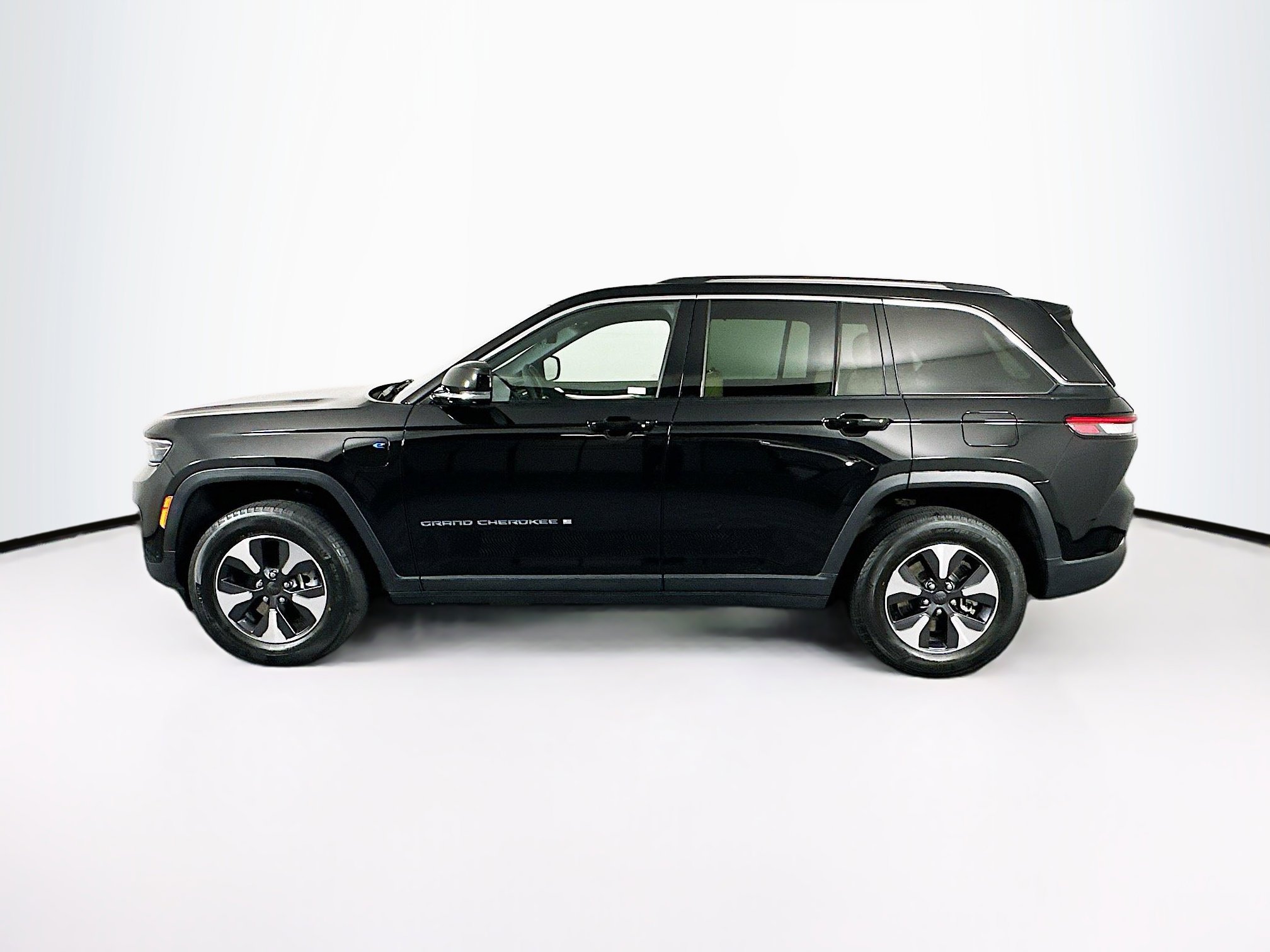 Used 2023 Jeep Grand Cherokee 4WD 4xe w/ Luxury Tech Group II image 4