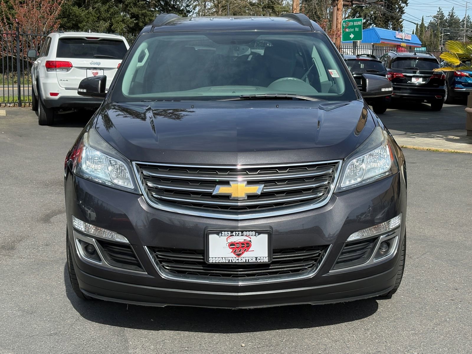 Used 2017 Chevrolet Traverse LT FWD image 2
