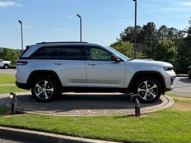 New 2026 Jeep Grand Cherokee Limited w/ Trailer Tow Package AWD/4WD image 8