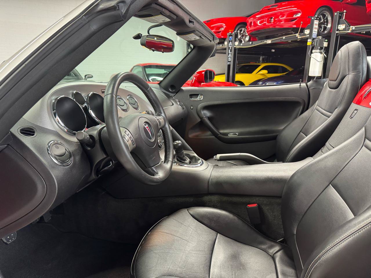 Used 2007 Pontiac Solstice Convertible w/ Premium Package RWD image 37