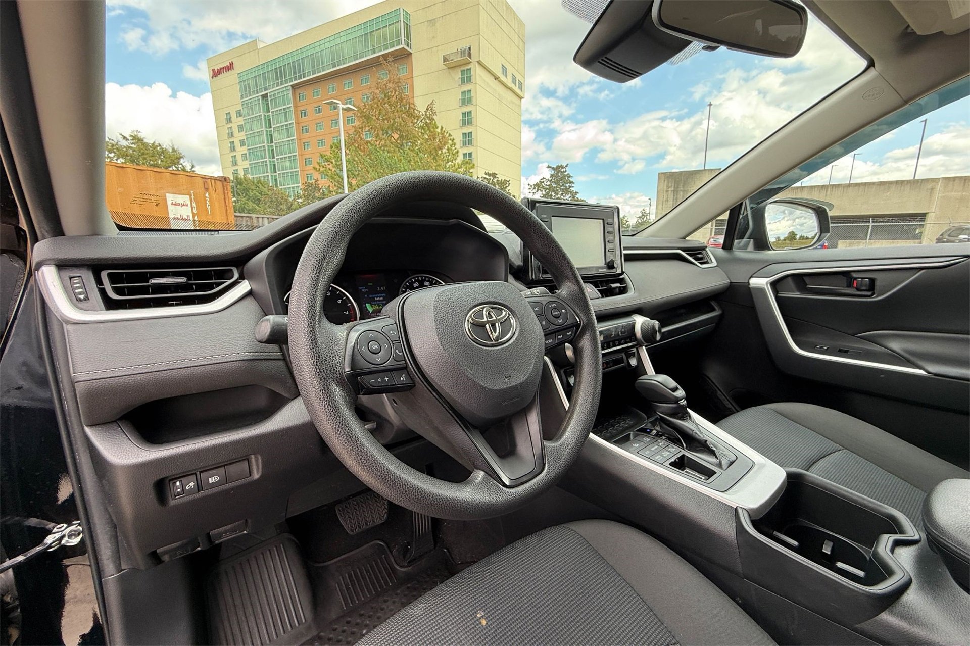 Used 2022 Toyota RAV4 LE image 2