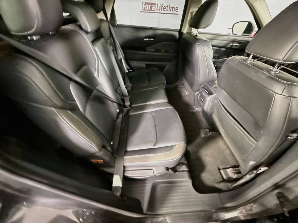 Used 2022 Nissan Pathfinder SL AWD/4WD image 32
