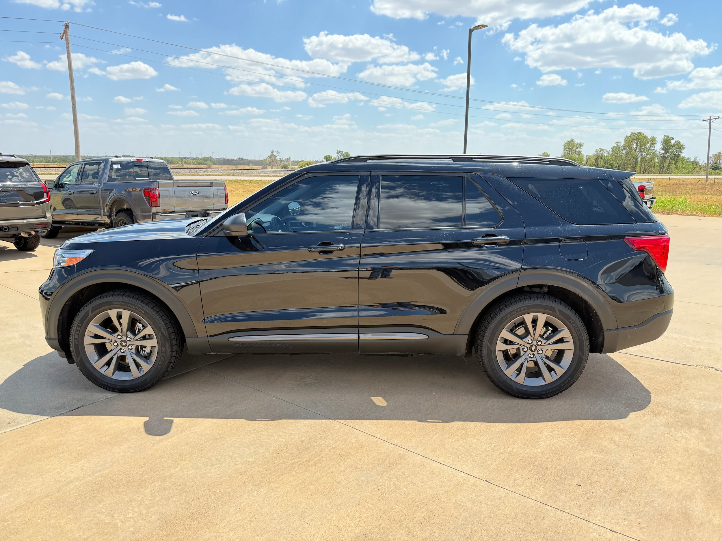 Used 2021 Ford Explorer XLT w/ Equipment Group 202A AWD/4WD image 4
