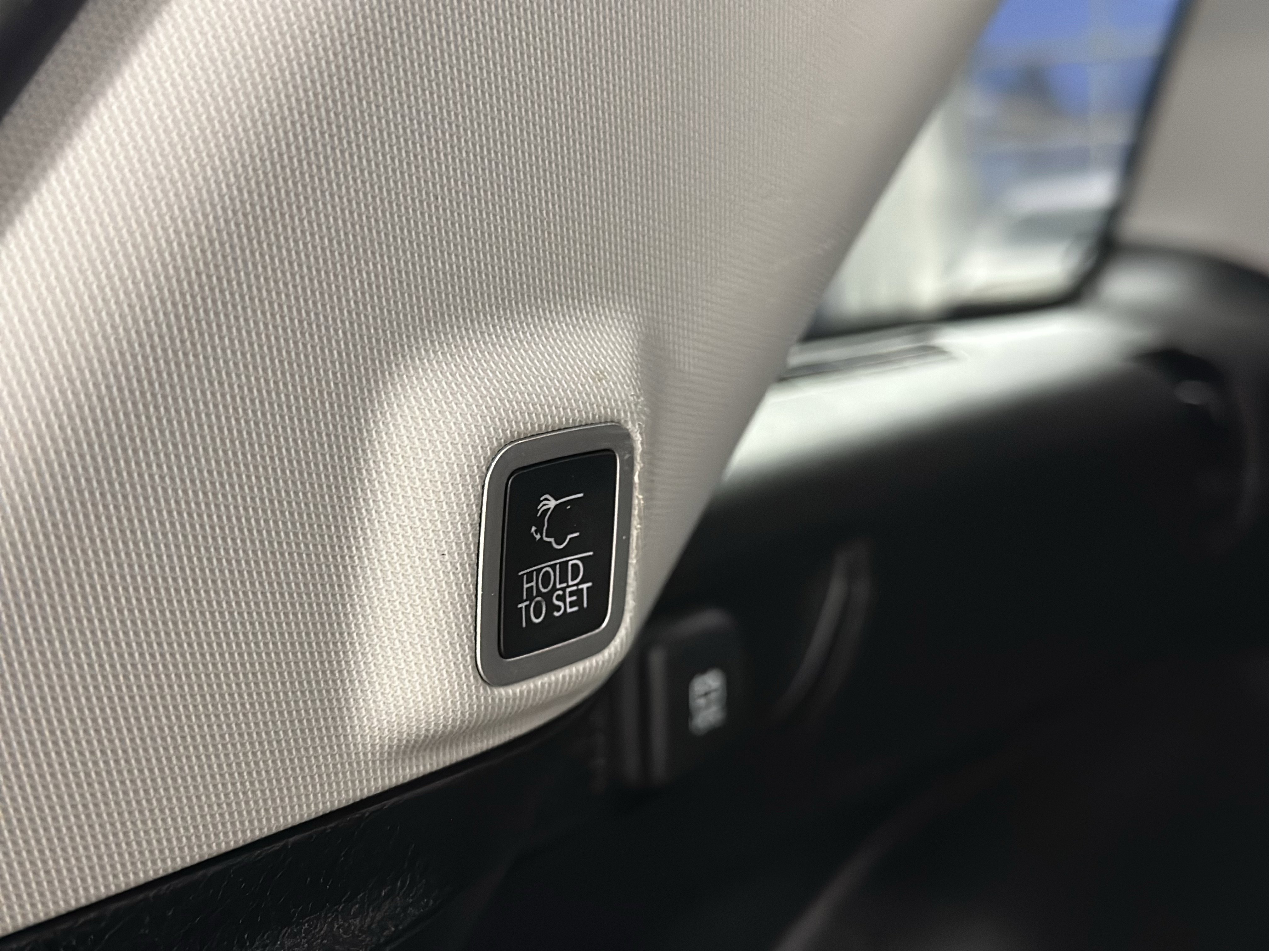 Used 2023 Jeep Grand Cherokee Limited image 7