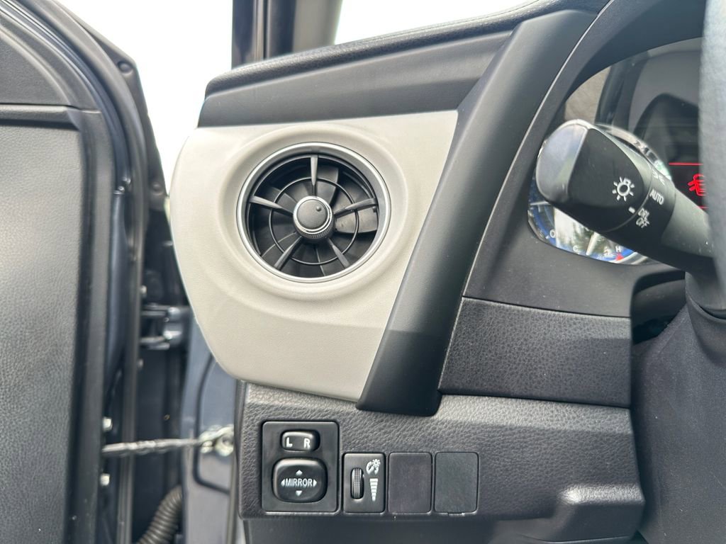 Used 2019 Toyota Corolla LE FWD image 13