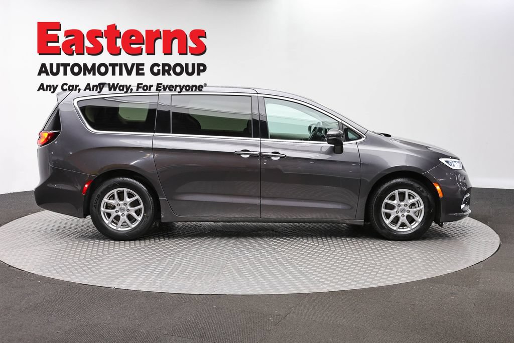 Used 2023 Chrysler Pacifica Touring-L FWD image 4