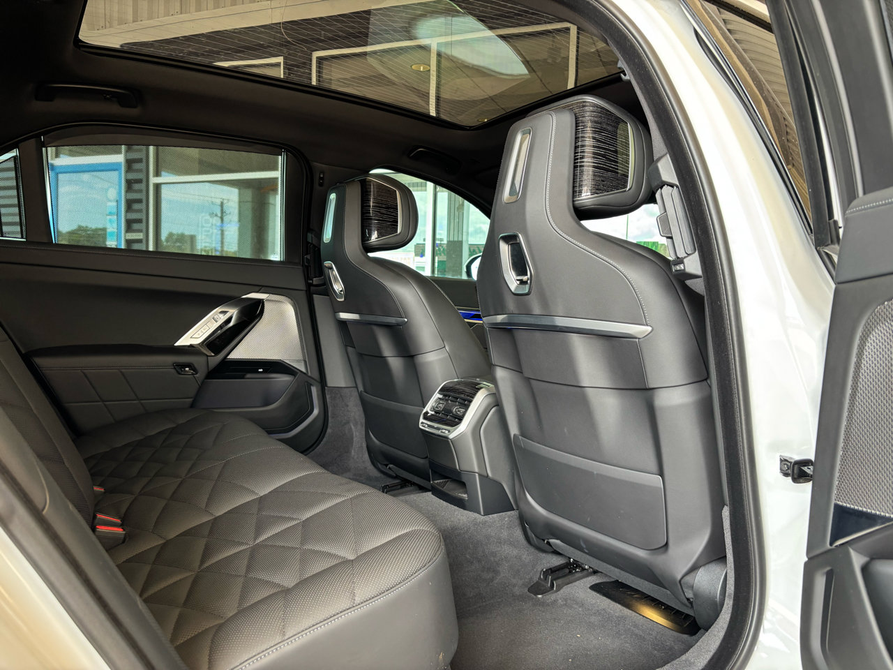 Used 2023 BMW 740i image 27