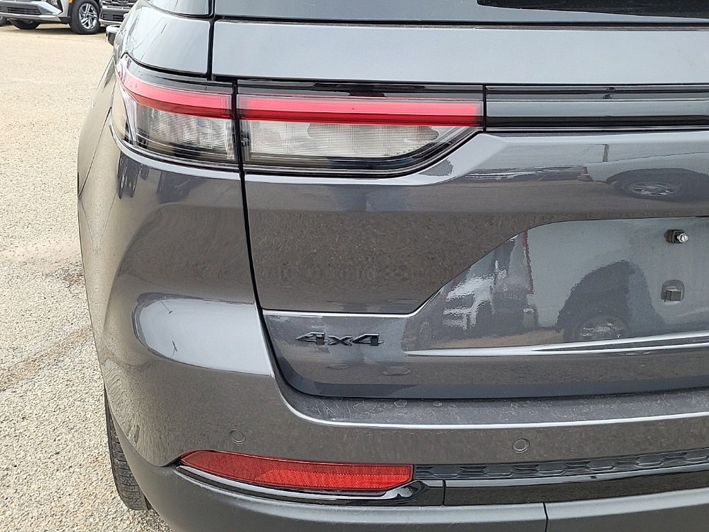 Used 2024 Jeep Grand Cherokee Limited w/ Black Appearance Package image 10