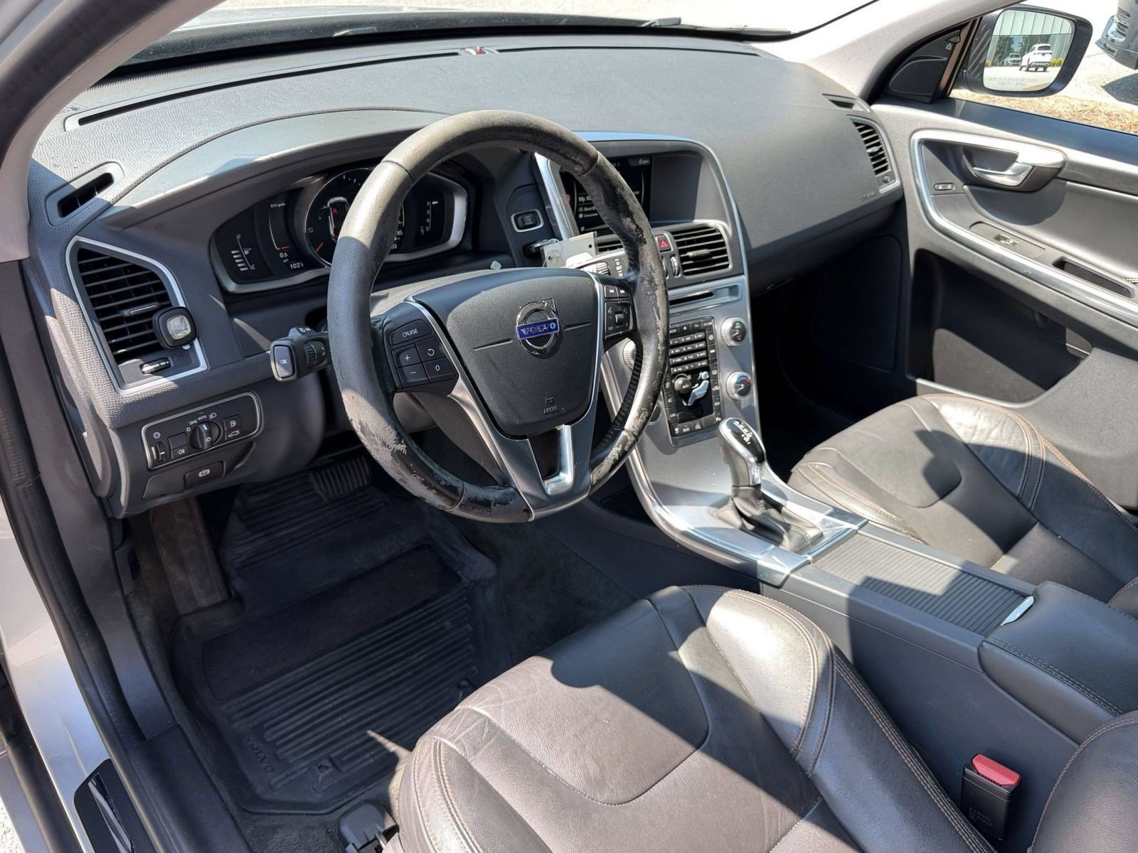 Used 2017 Volvo XC60 T5 Dynamic w/ Preferred Option Package FWD image 4