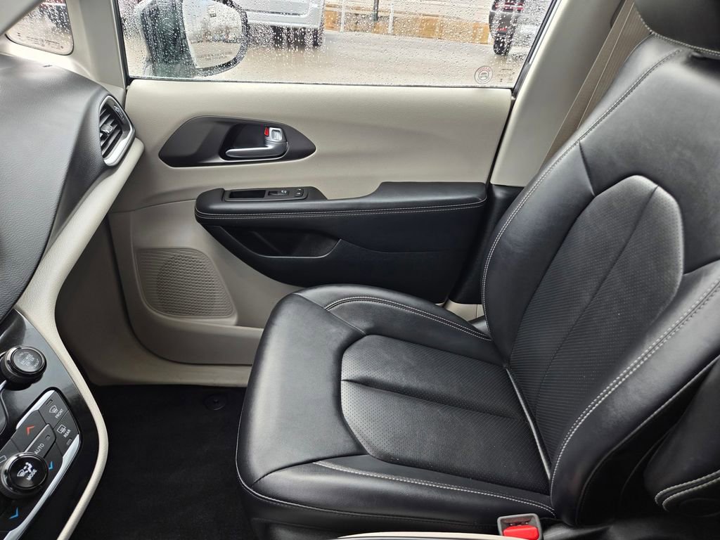 Used 2024 Chrysler Pacifica Touring-L FWD image 16