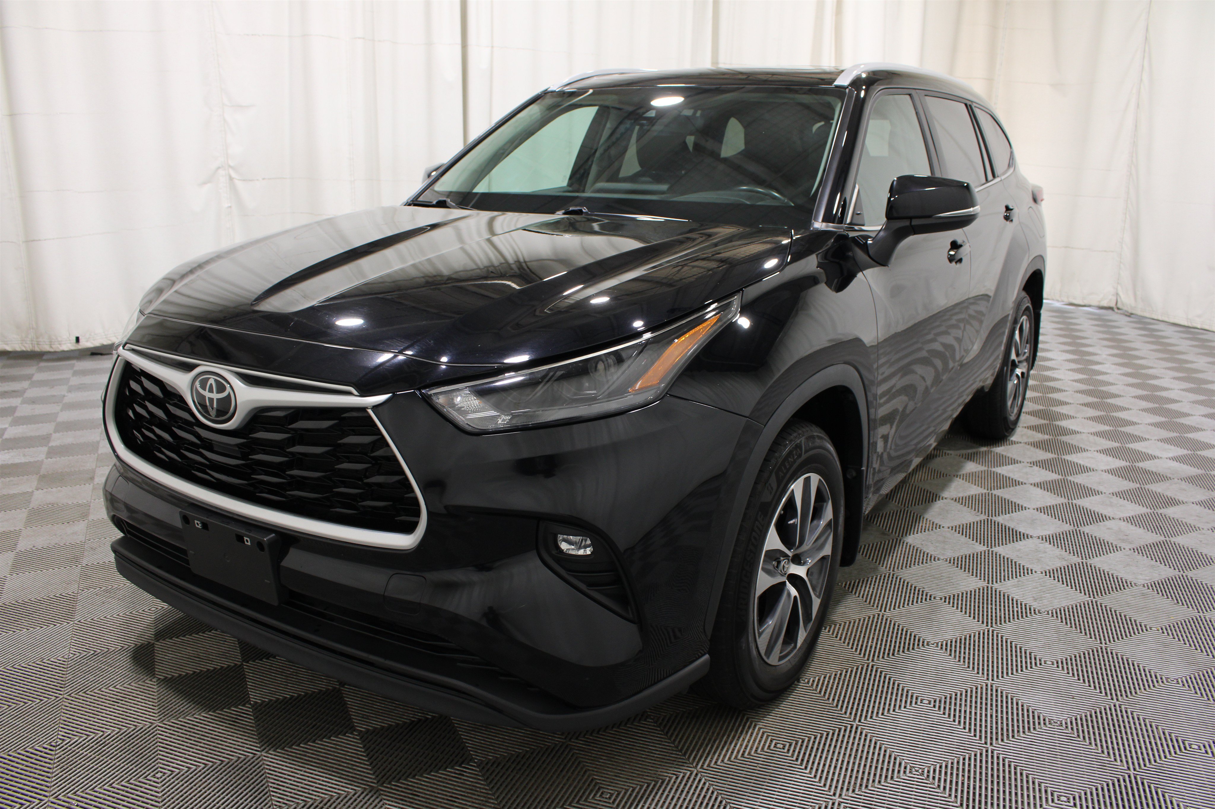 Used 2024 Toyota Highlander XLE AWD/4WD image 35