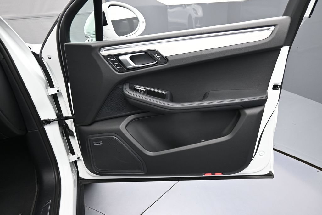 Certified 2026 Porsche Macan AWD/4WD image 29