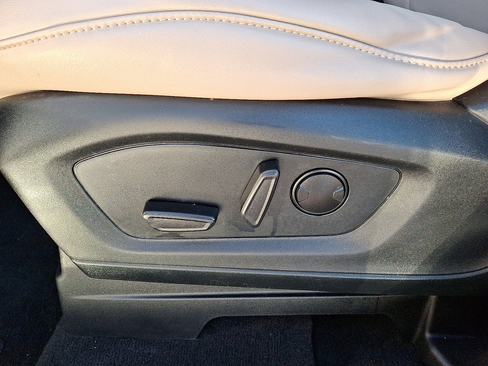 Used 2023 Ford Explorer XLT w/ Equipment Group 202A image 15