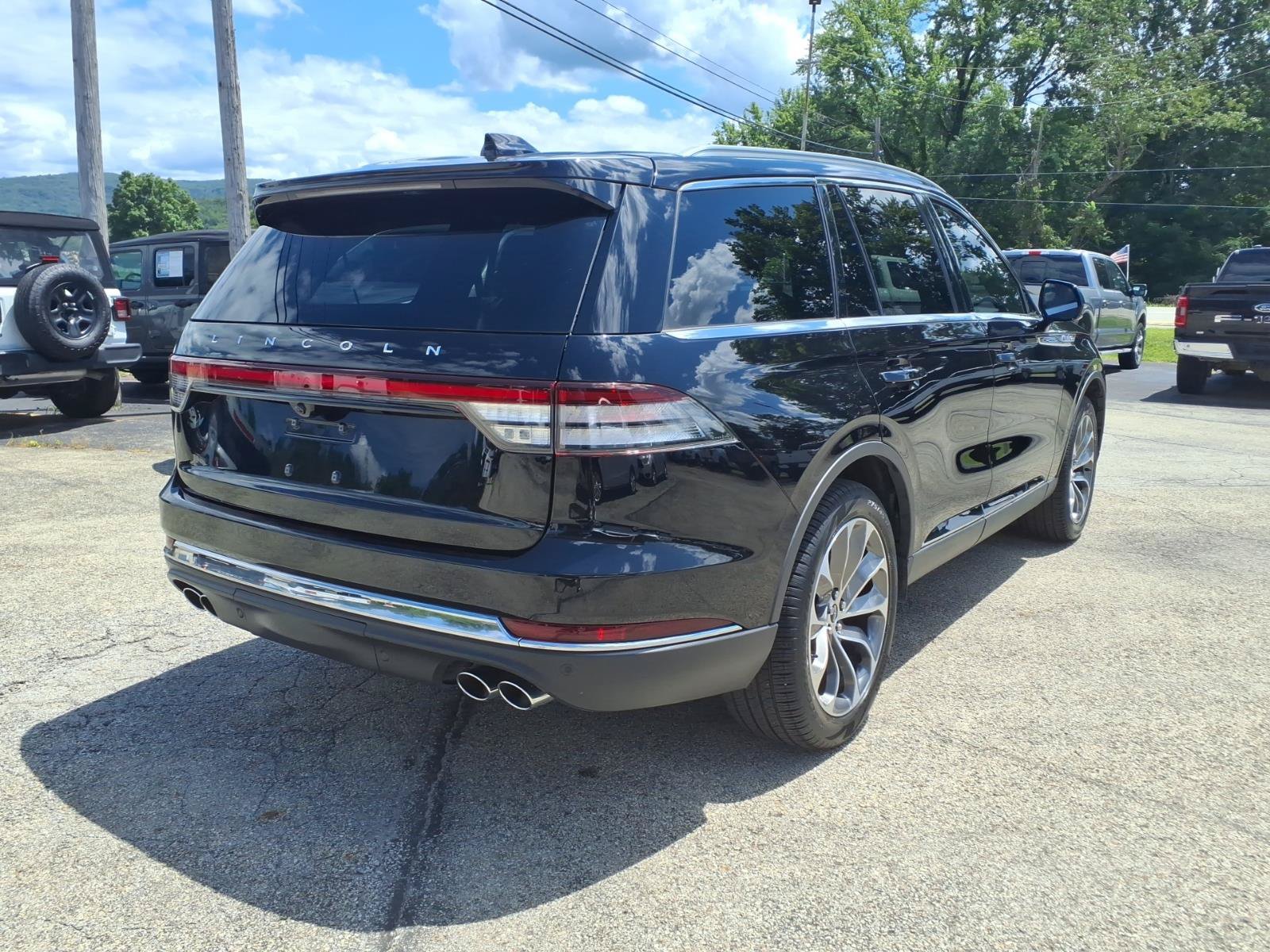 Used 2025 Lincoln Aviator Reserve AWD/4WD image 3