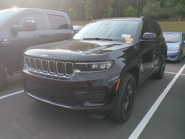 Used 2023 Jeep Grand Cherokee Laredo w/ Luxury Tech Group I AWD/4WD image 2