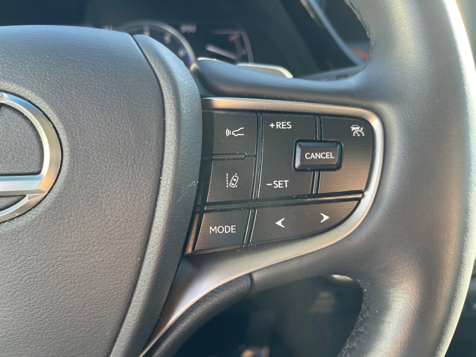 Used 2025 Lexus ES 350 w/ Premium Package image 17