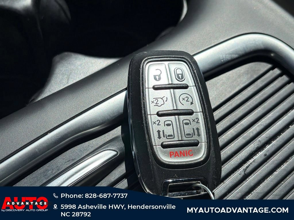 Used 2023 Chrysler Pacifica Touring-L FWD image 19