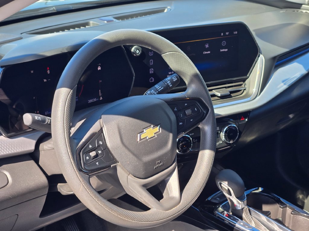 Used 2025 Chevrolet Trax LT FWD image 32