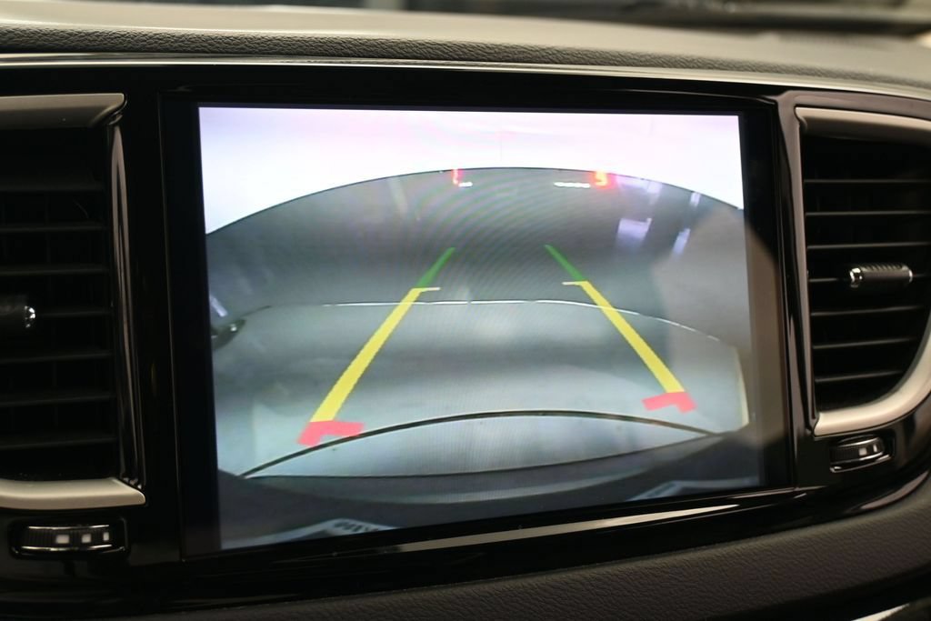 Used 2023 Chrysler Pacifica Touring-L FWD image 18