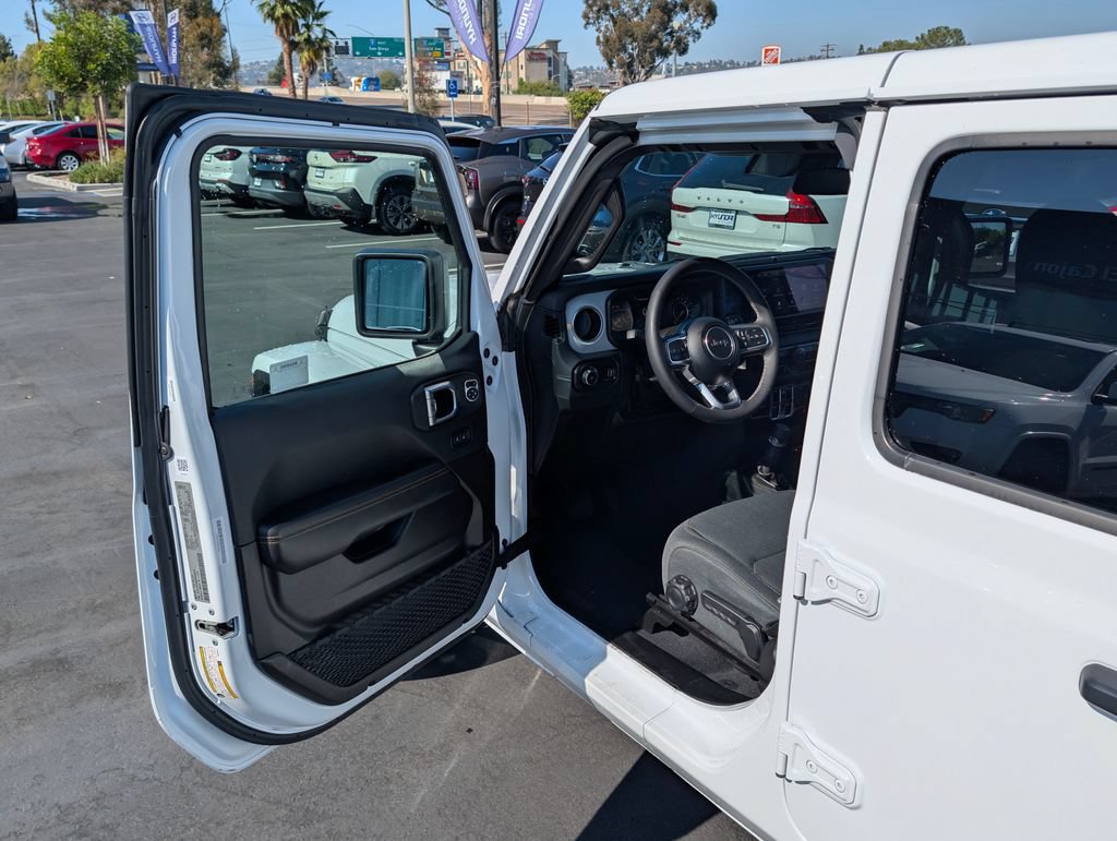 Used 2025 Jeep Wrangler Unlimited Sahara AWD/4WD image 34