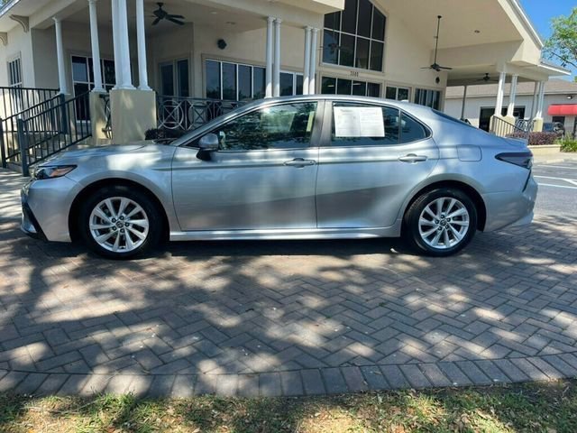 Used 2023 Toyota Camry SE image 2