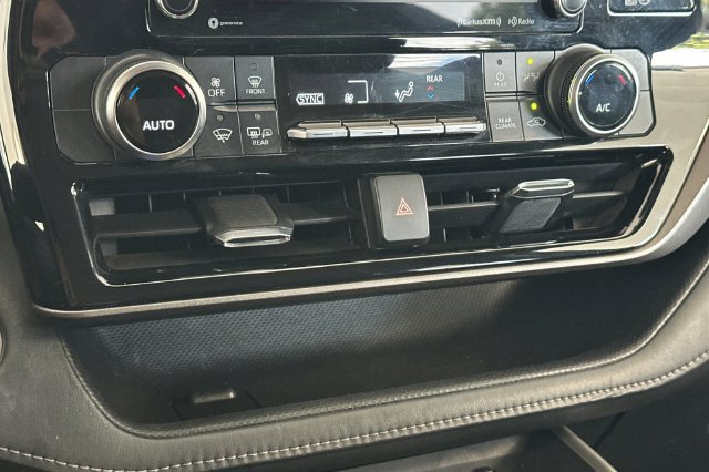 Used 2020 Toyota Highlander LE AWD/4WD image 25