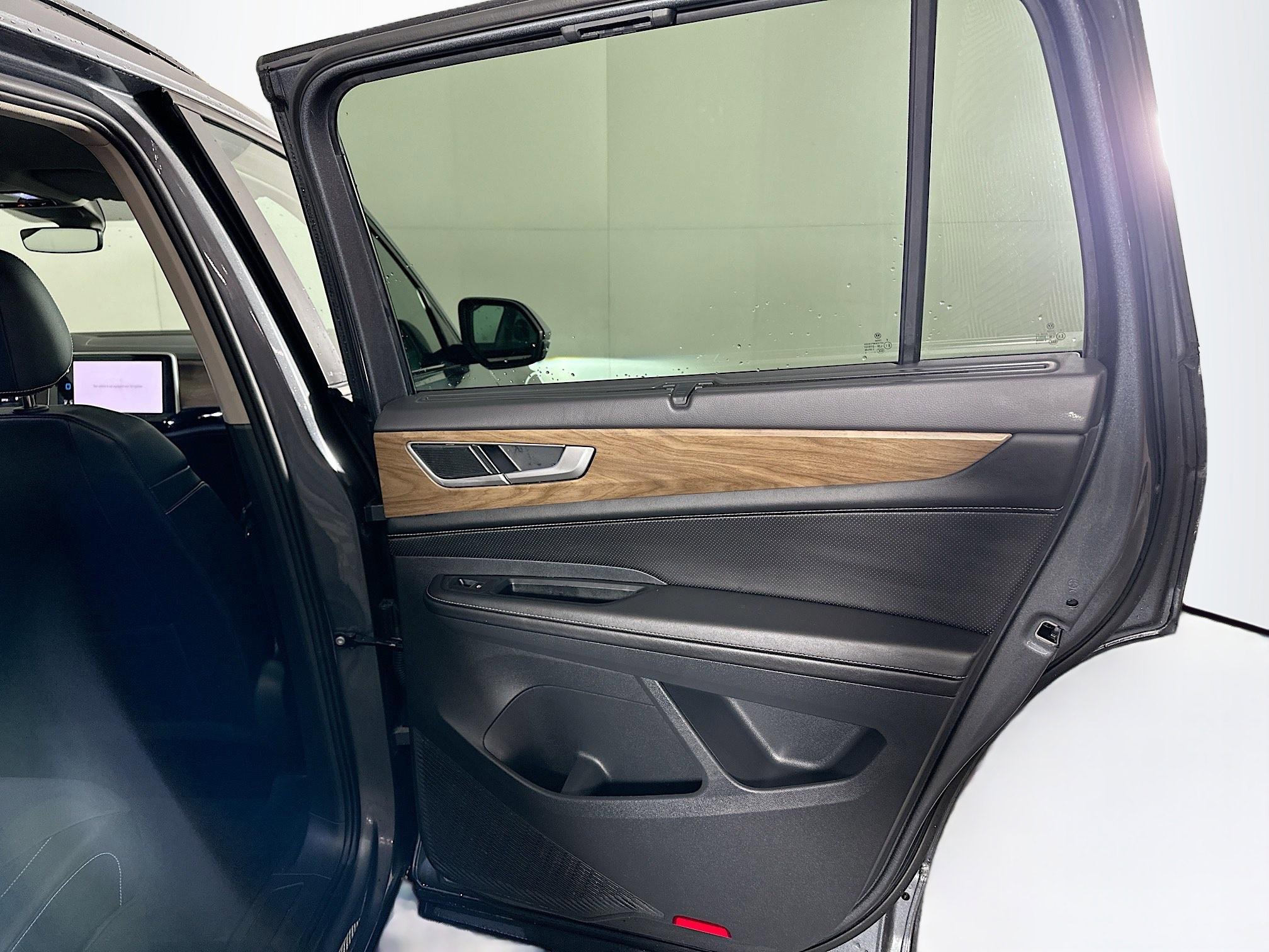 Used 2025 Volkswagen Atlas SE image 31