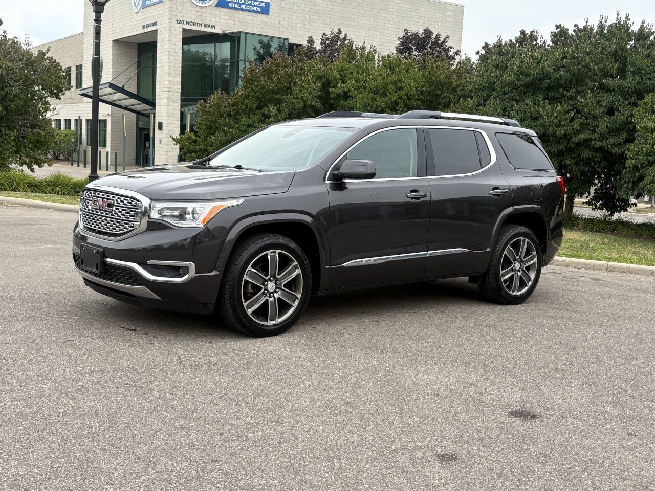 Used 2019 GMC Acadia Denali w/ Technology Package AWD/4WD image 1